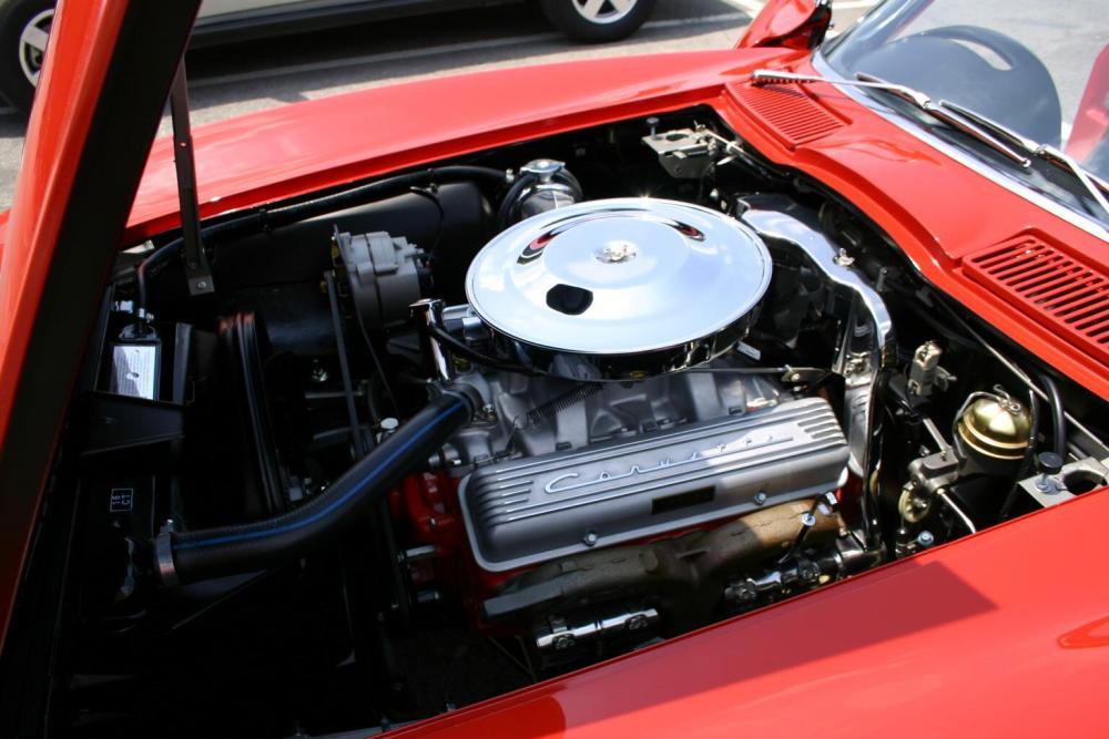 Chevrolet ilk kez fabrika çıkış 4 boğaz Holley karbüratörü hangi motorda kullandı ?